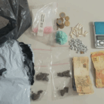 Mulheres resistem à prisão após flagrante com crack, cocaína e dinheiro em Camaçari